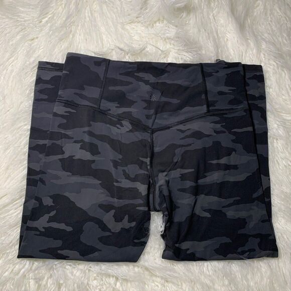 Athleta Black Camo Camoflauge Capri Cropped Leggings Size Large - Picture 3 of 6